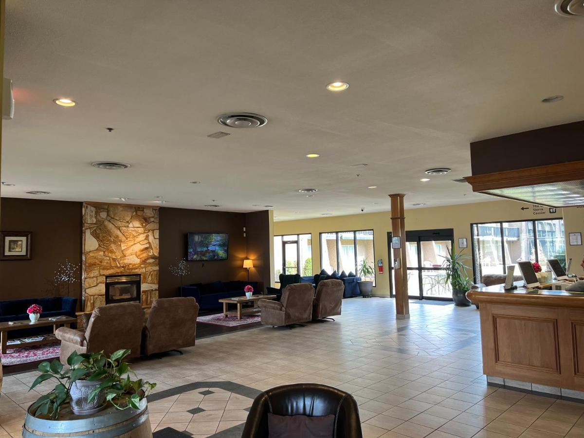 Divya Sutra Plaza And Conference Centre, Vernon, Bc 外观 照片