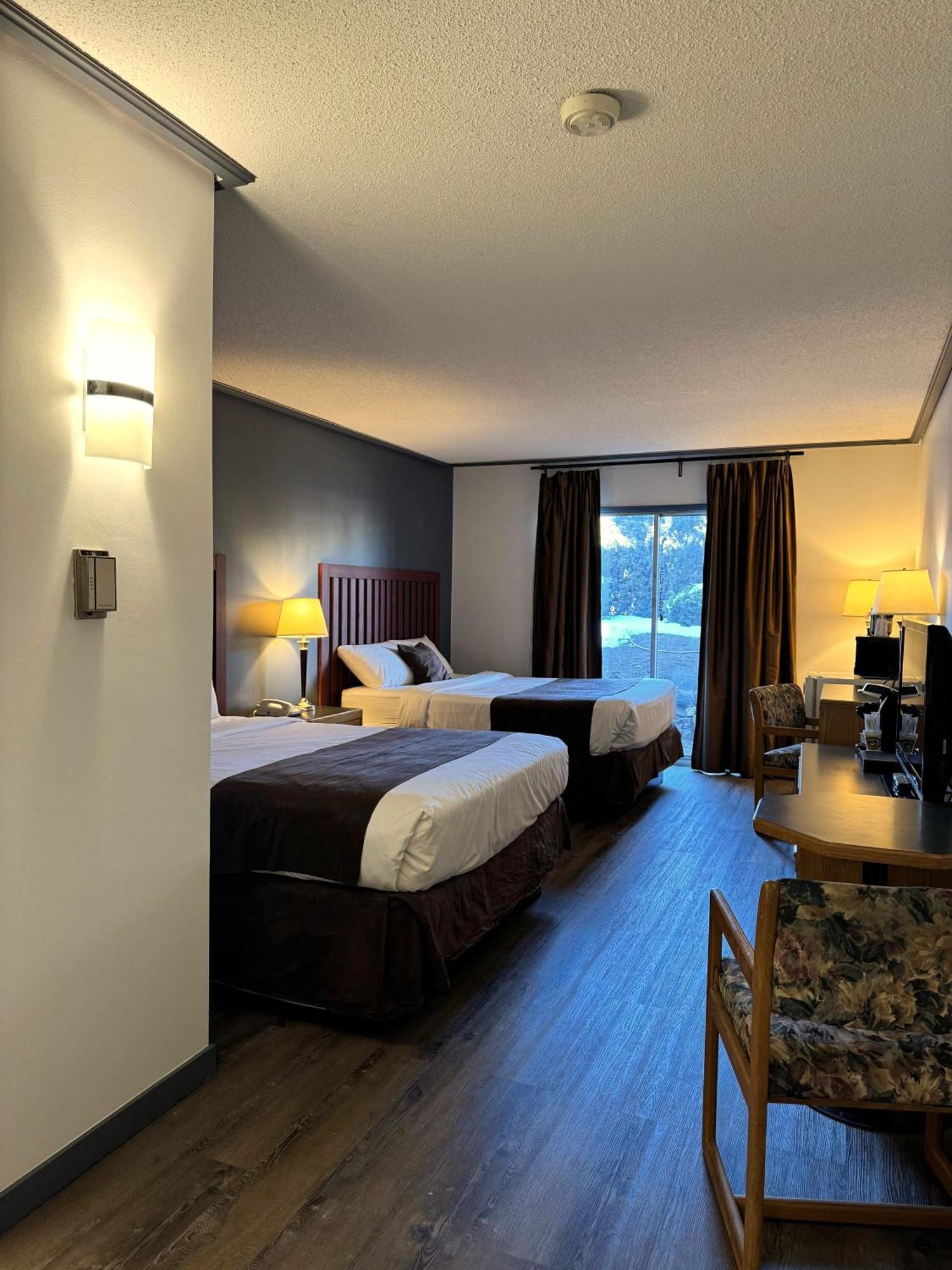 Divya Sutra Plaza And Conference Centre, Vernon, Bc 外观 照片