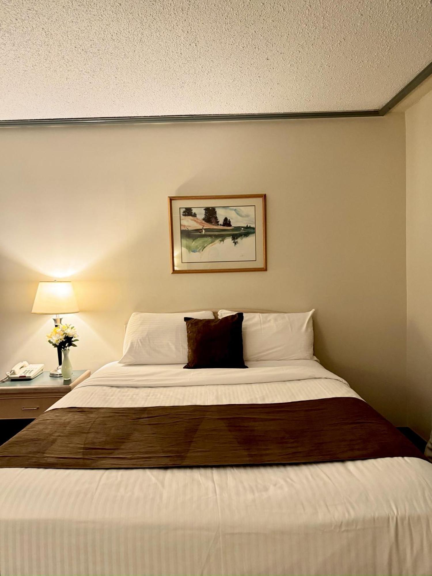 Divya Sutra Plaza And Conference Centre, Vernon, Bc 外观 照片