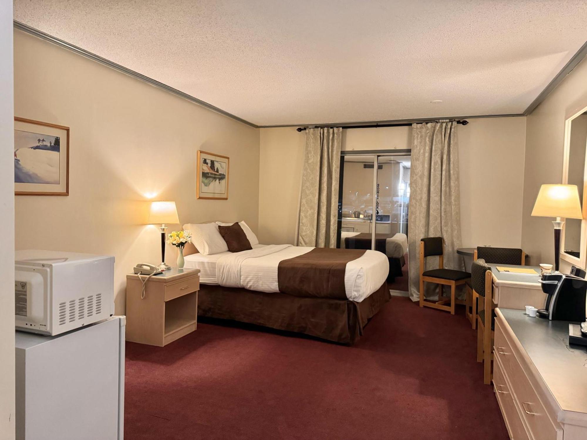 Divya Sutra Plaza And Conference Centre, Vernon, Bc 外观 照片