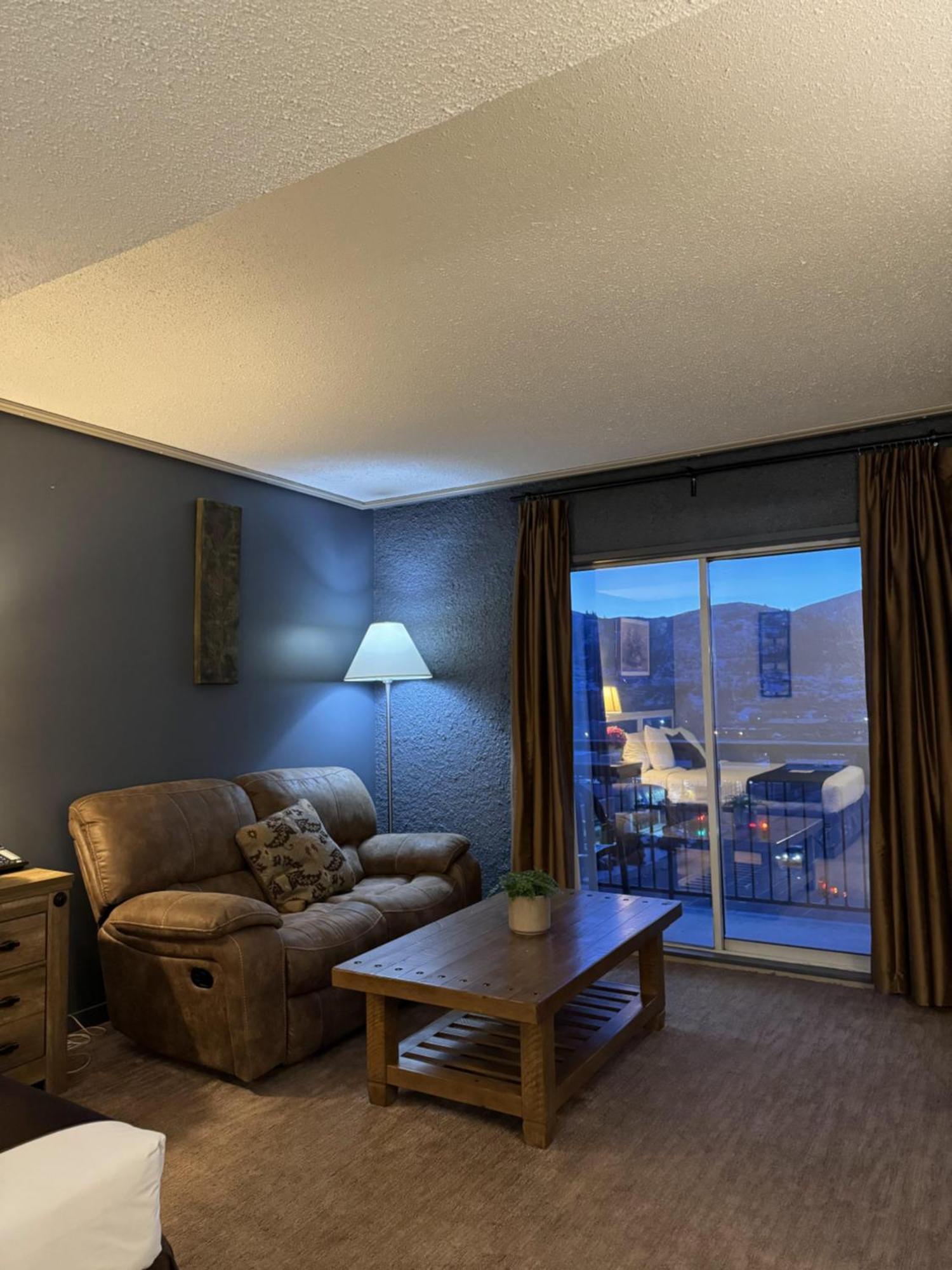 Divya Sutra Plaza And Conference Centre, Vernon, Bc 外观 照片