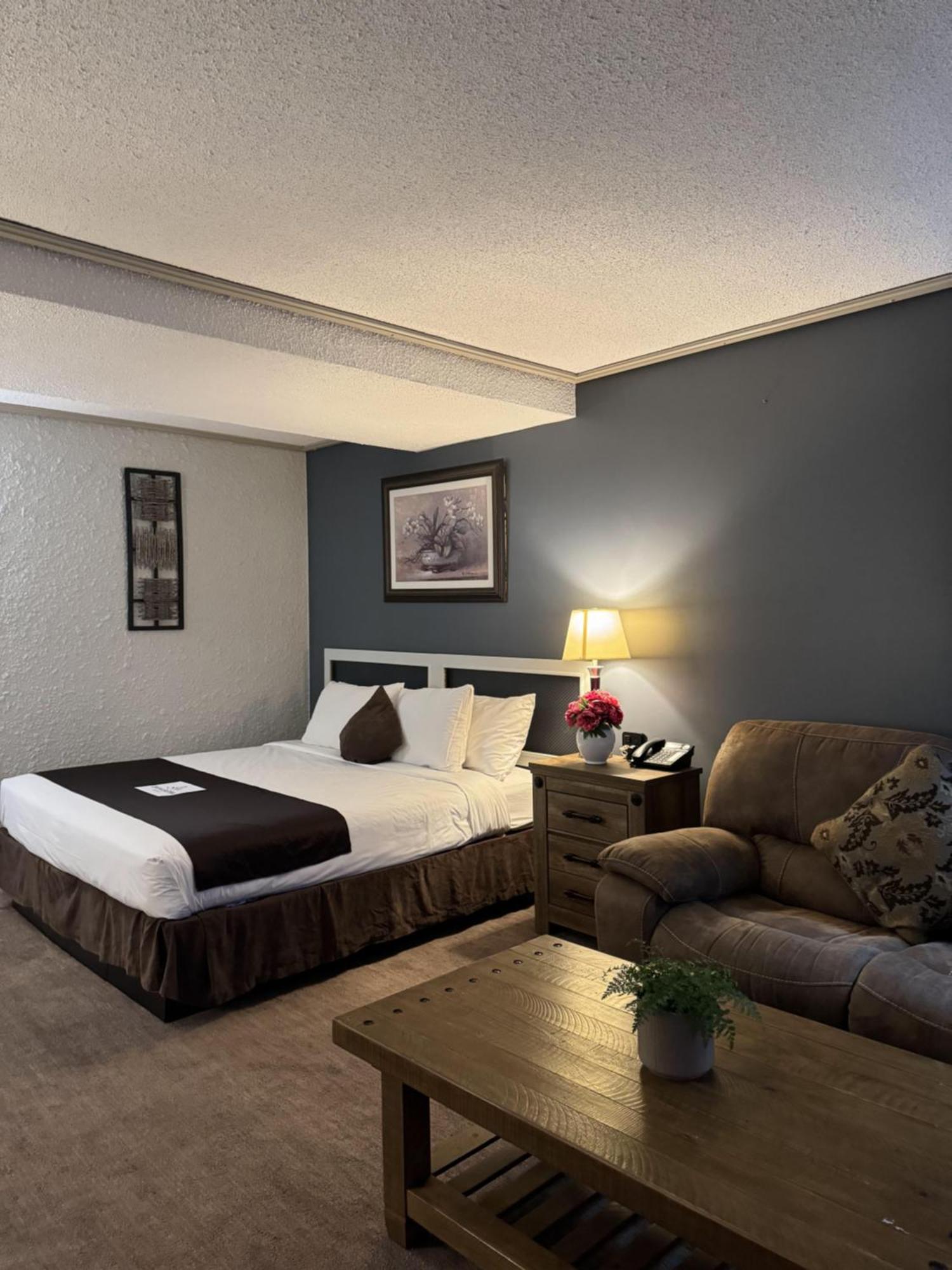Divya Sutra Plaza And Conference Centre, Vernon, Bc 外观 照片