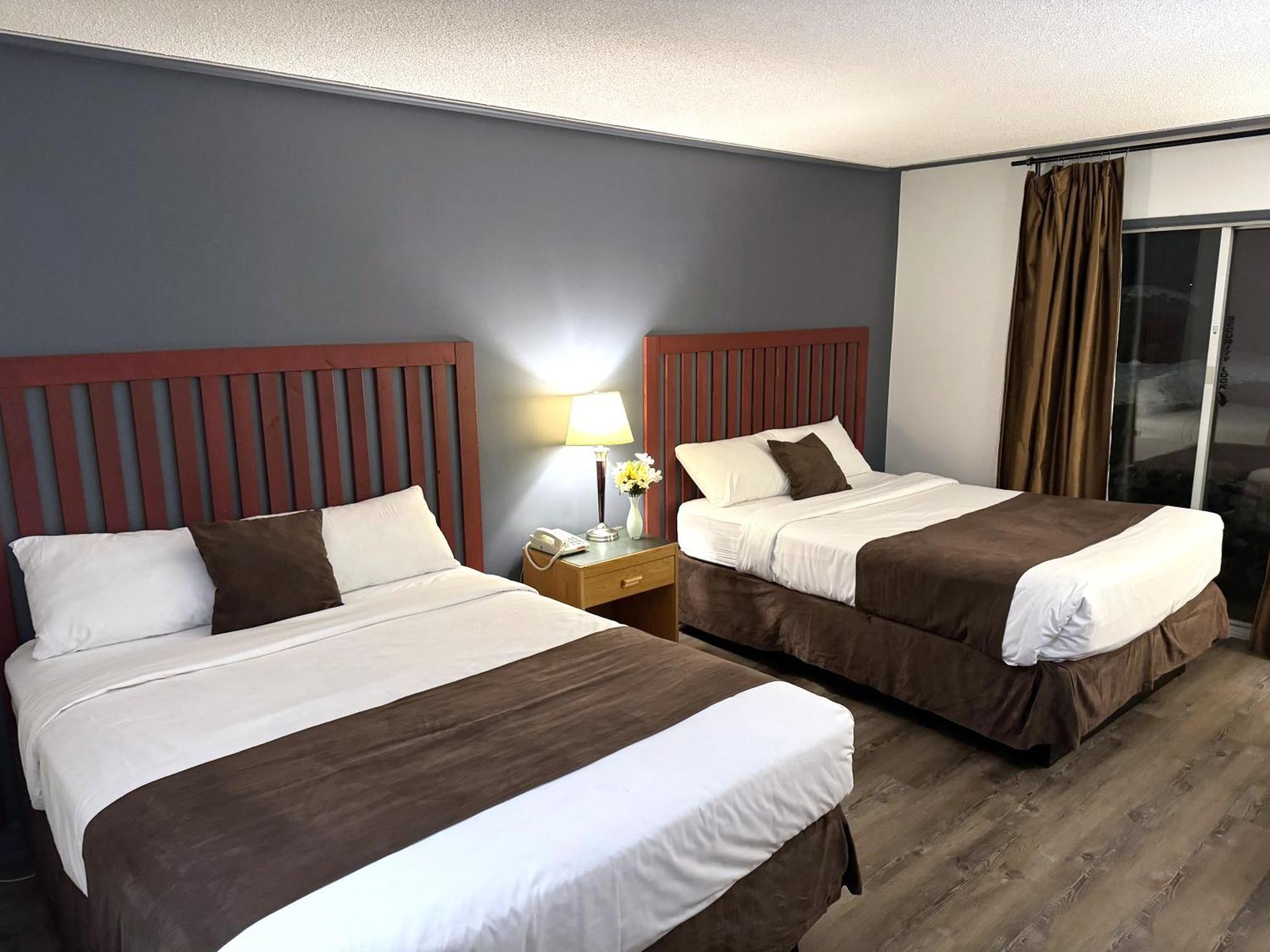 Divya Sutra Plaza And Conference Centre, Vernon, Bc 外观 照片