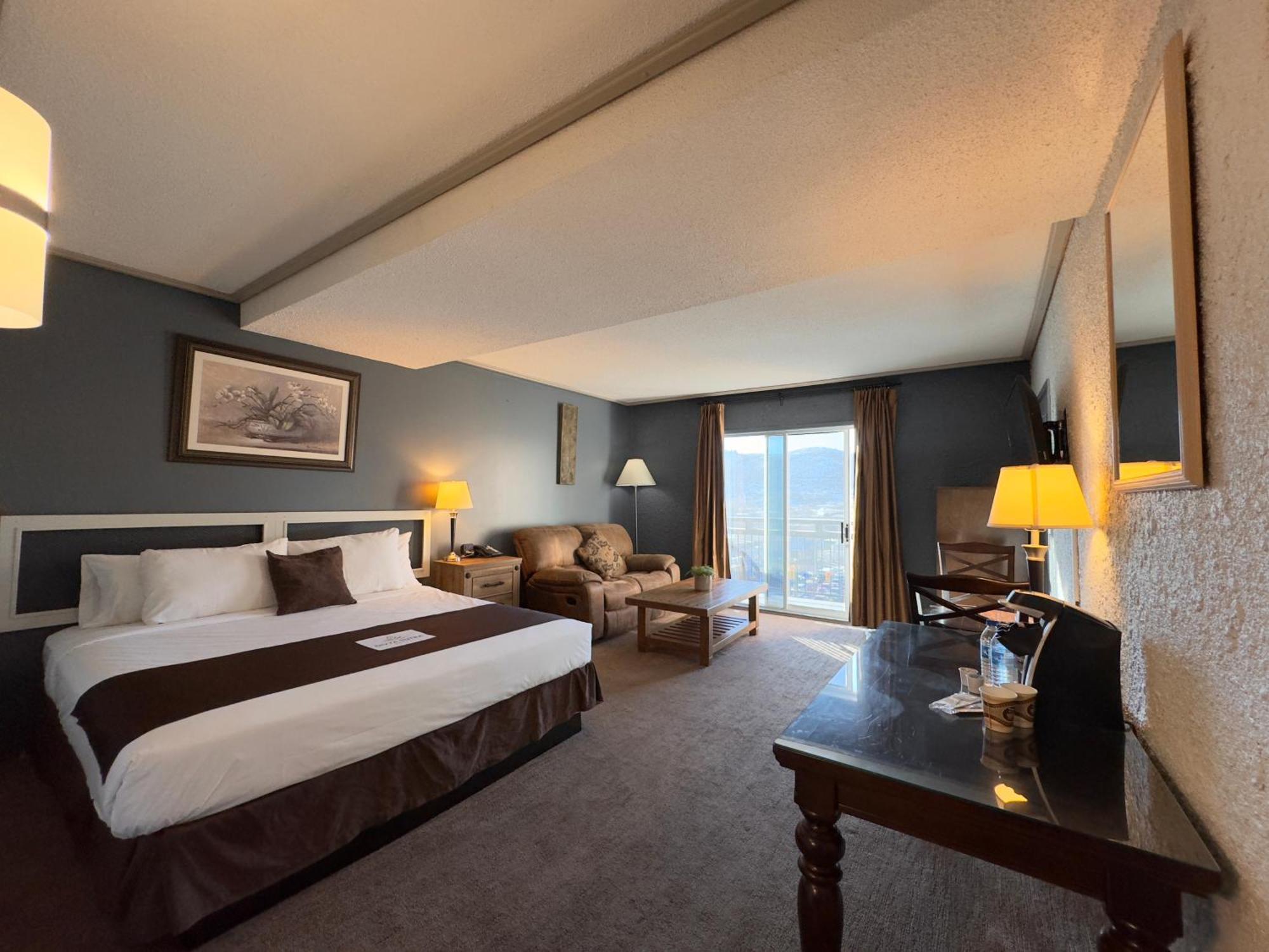Divya Sutra Plaza And Conference Centre, Vernon, Bc 外观 照片