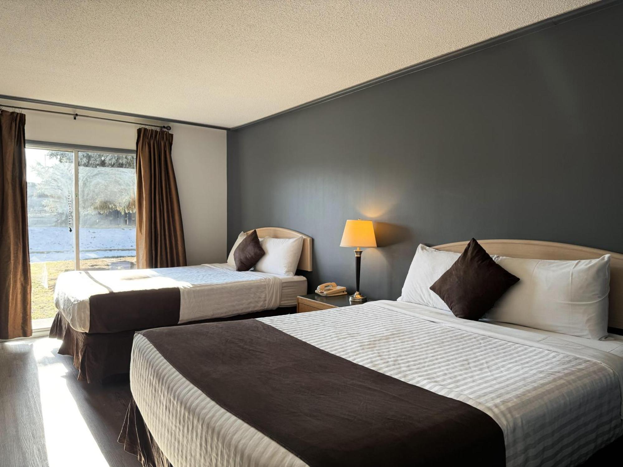 Divya Sutra Plaza And Conference Centre, Vernon, Bc 外观 照片