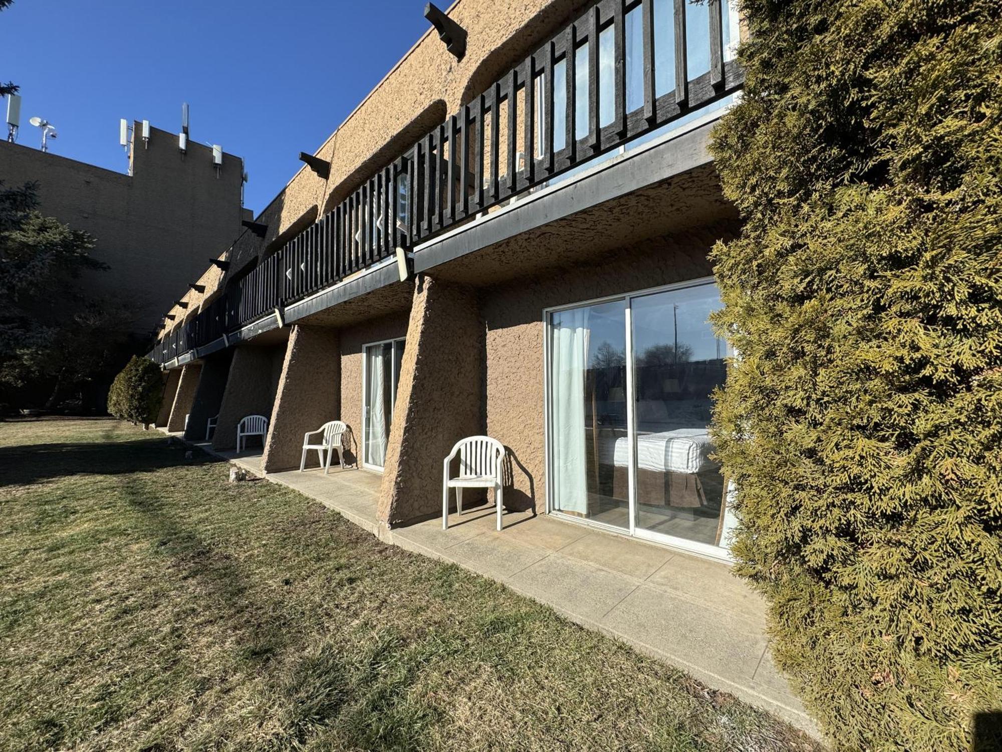 Divya Sutra Plaza And Conference Centre, Vernon, Bc 外观 照片