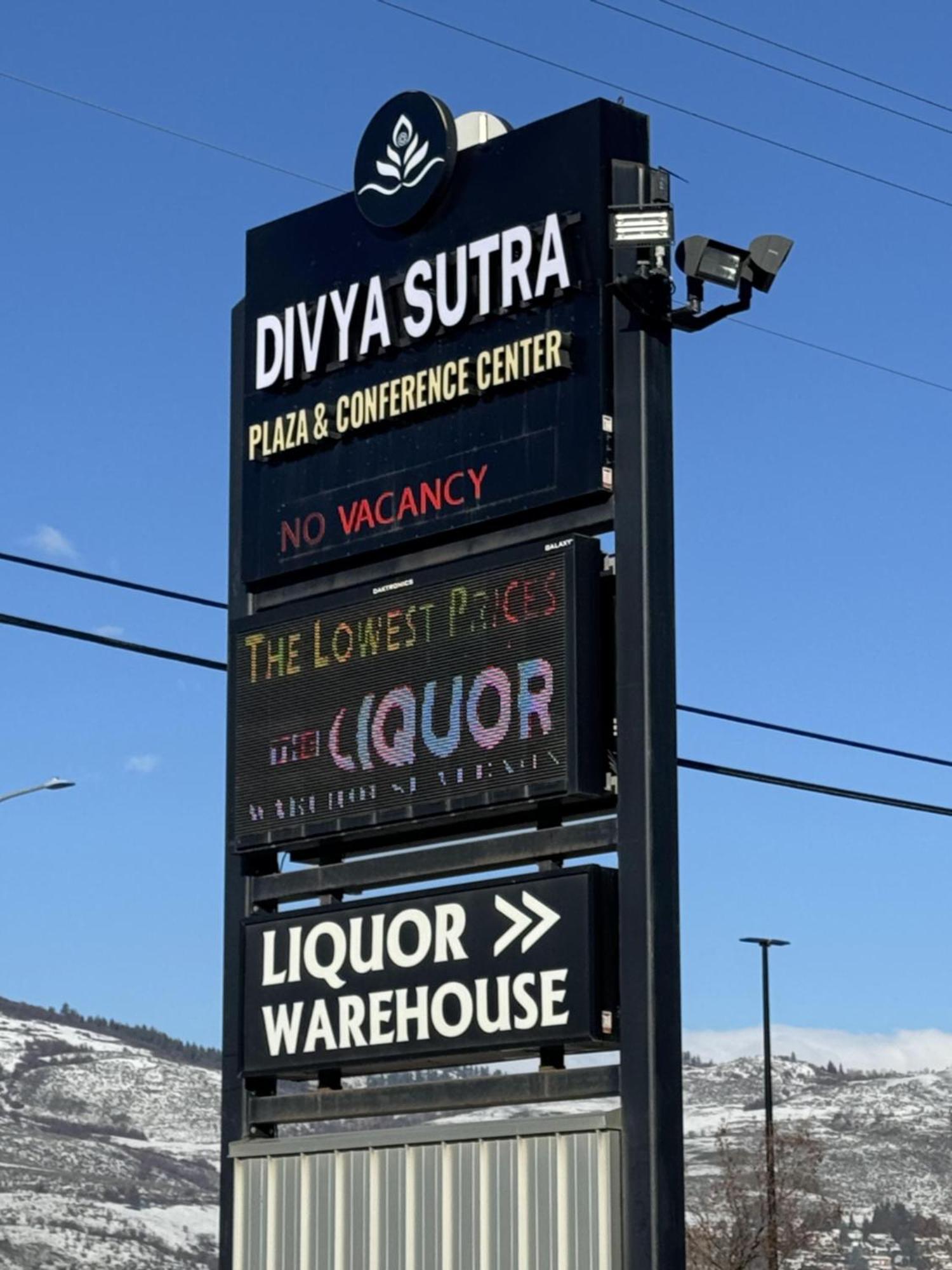 Divya Sutra Plaza And Conference Centre, Vernon, Bc 外观 照片