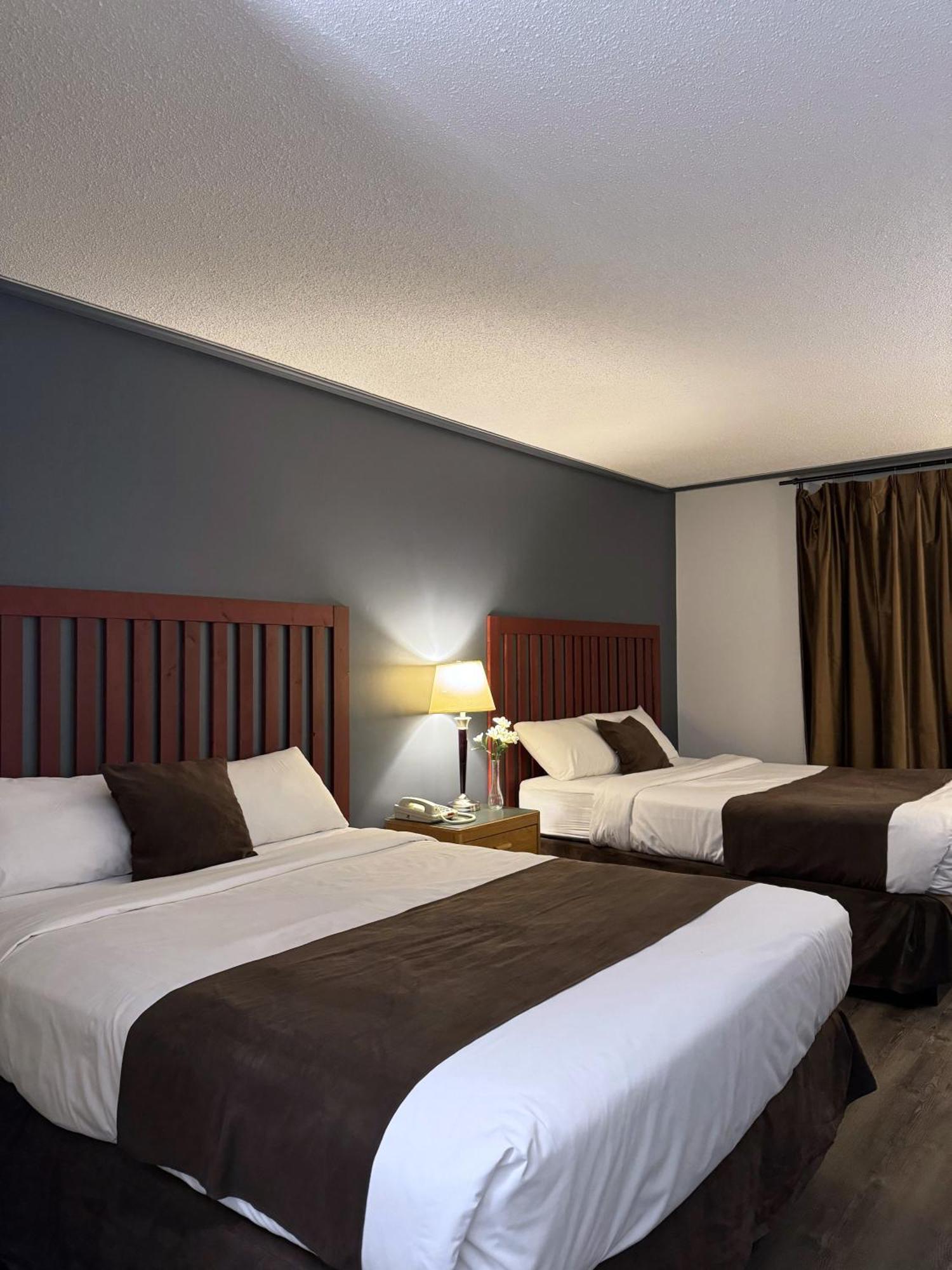Divya Sutra Plaza And Conference Centre, Vernon, Bc 外观 照片