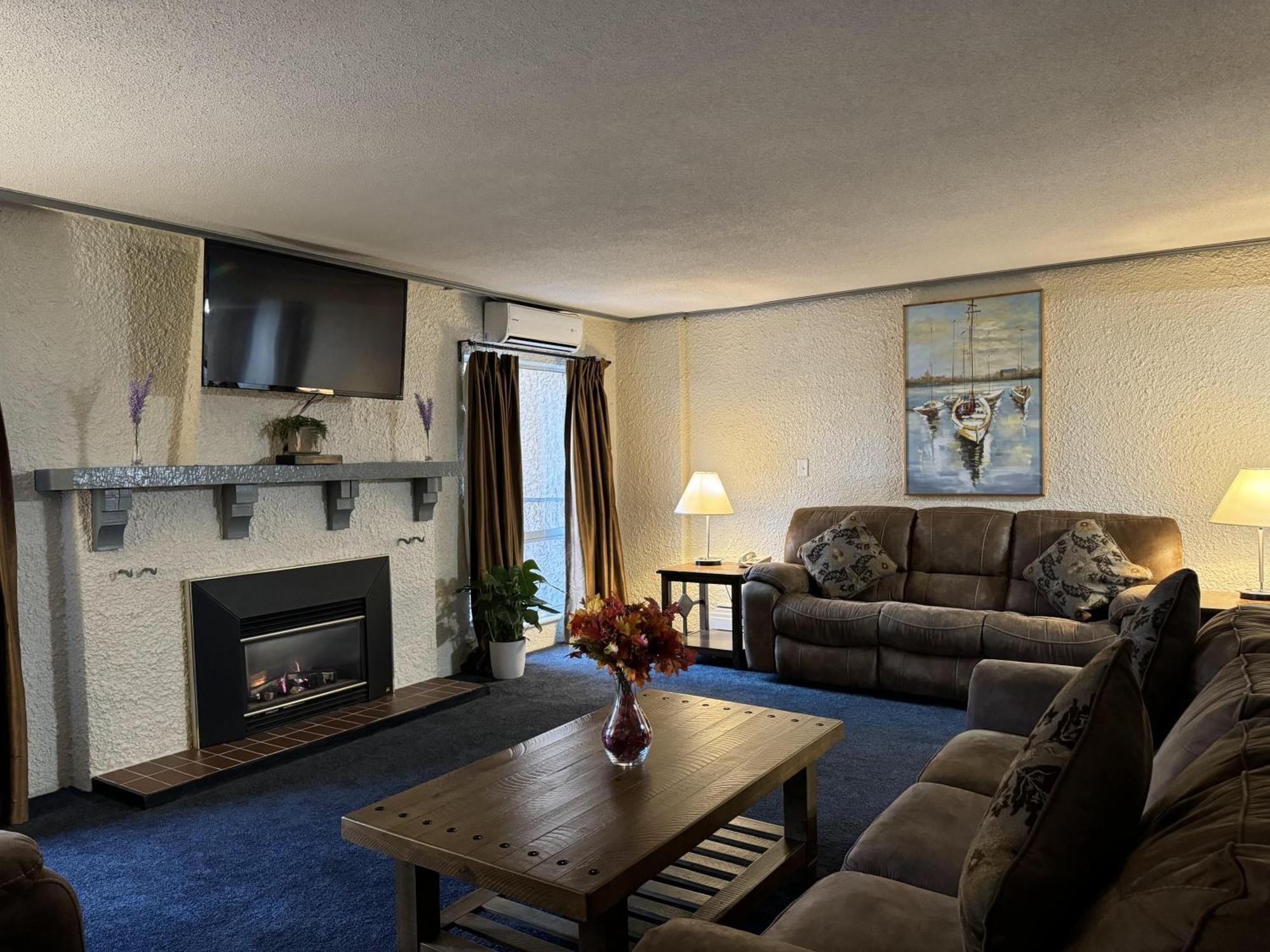 Divya Sutra Plaza And Conference Centre, Vernon, Bc 外观 照片